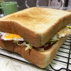 ベーコンと目玉焼きのサンドイッチ